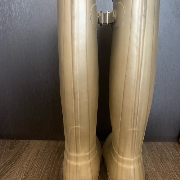 Women’s Hunter champagne tall rain boots - Picture 2 of 6